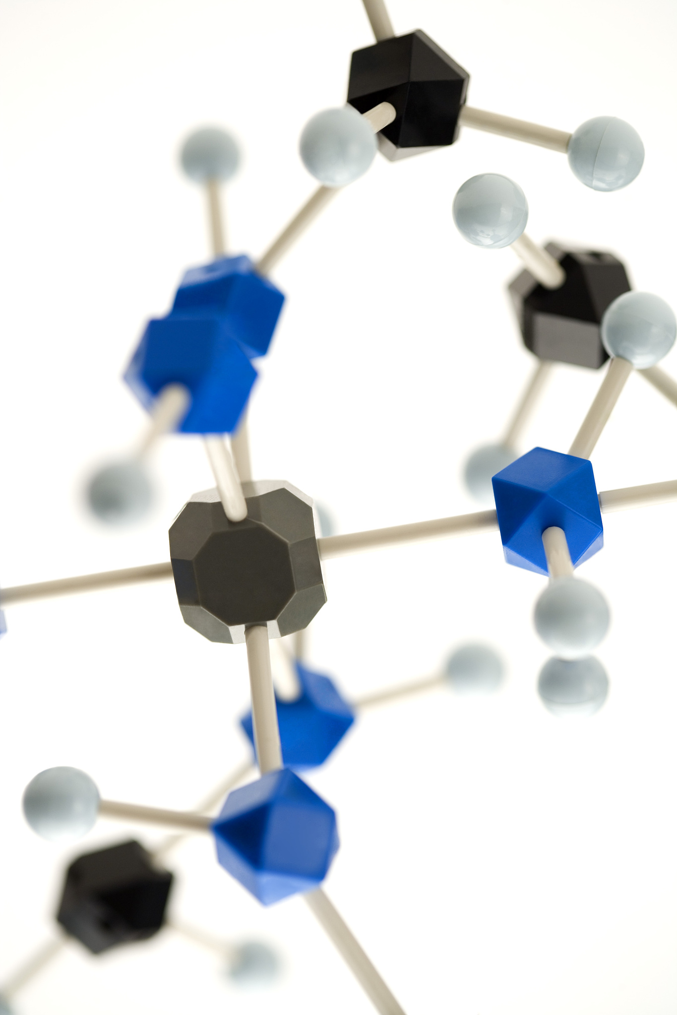 晶格能比较：影响因素及不同类型晶体分析