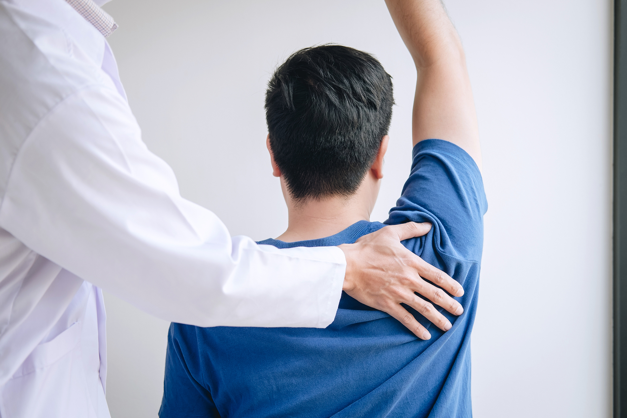 肩周炎的治疗方法：缓解疼痛恢复活动