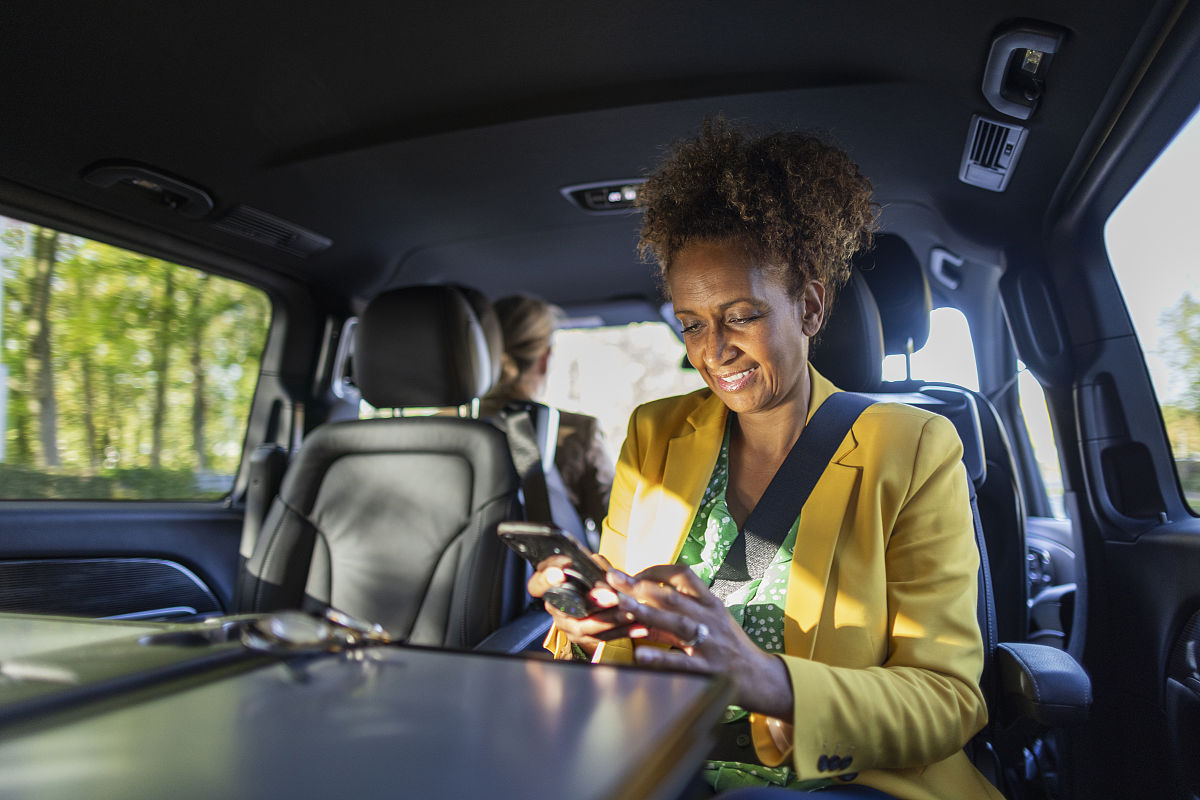写一个情侣准备去露营因为男主考虑到路程车的空间车的续航与女主发生争吵后面买了五菱缤果汽车问题得到解决