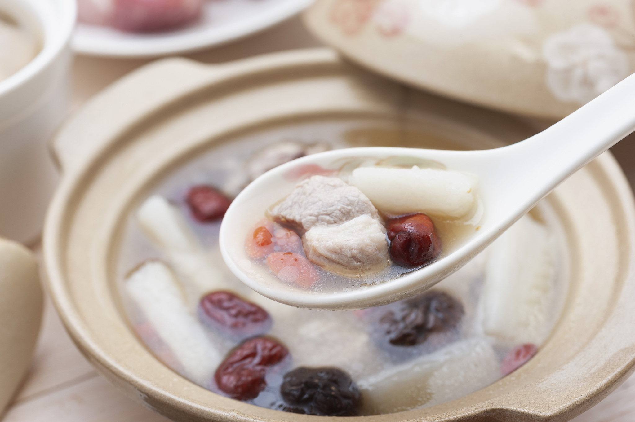 山药萝卜排骨一起炖，营养美味！