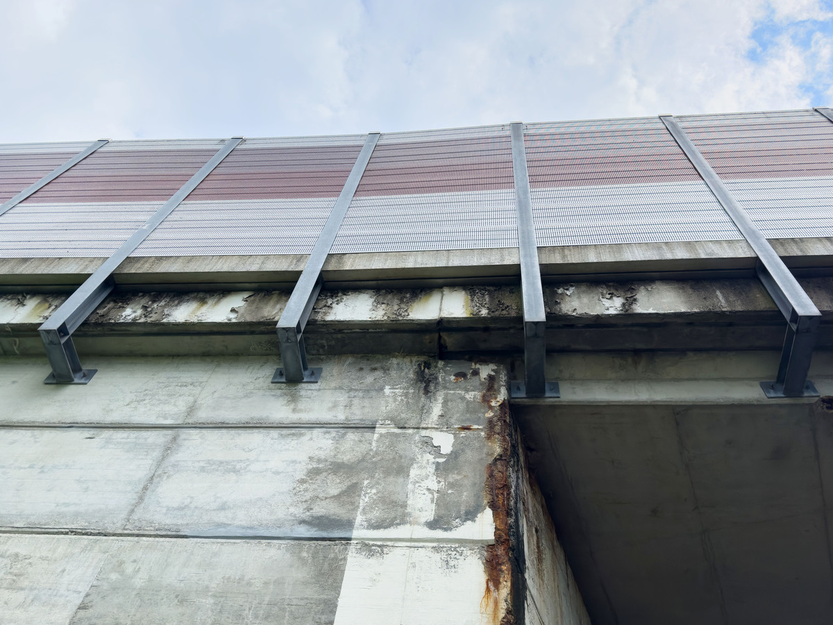 缩减这段话：雅百特主营金属屋墙面围护系统工程服务为机场、铁路车站、大型商业设施等公共建筑提供从咨询、设计到施工、维护的全流程服务。其主要产品为大型公共建筑物的金属屋墙面围护系统包括可呼吸式移动金属节能屋面系统、自清洁屋面系统、直立锁边屋面系统、360度咬边屋面系统、太阳能分布式电站屋面系统等以增强视觉效果、提升建筑品质。