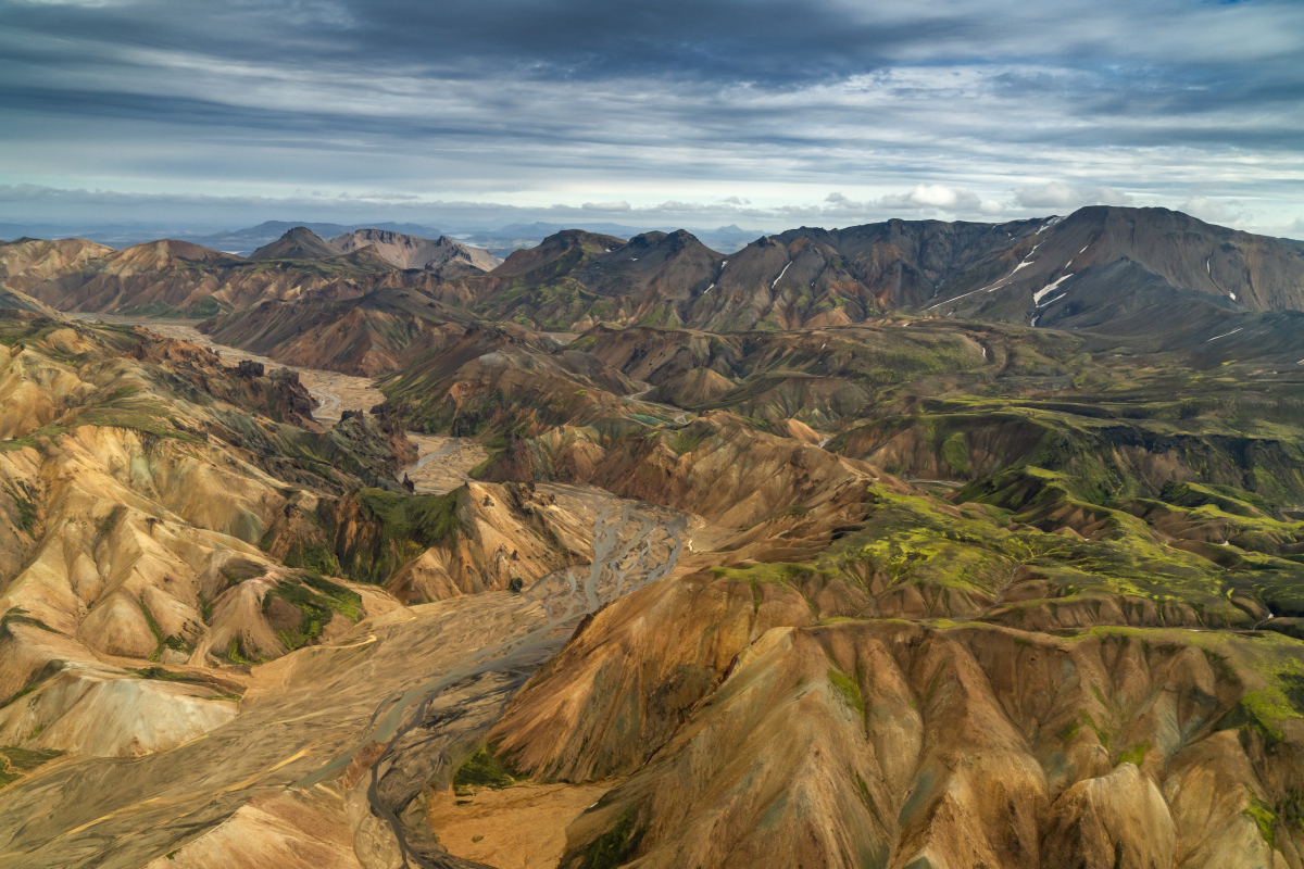 从空中俯瞰冰岛兰德曼纳劳卡附近的や highlands 地区