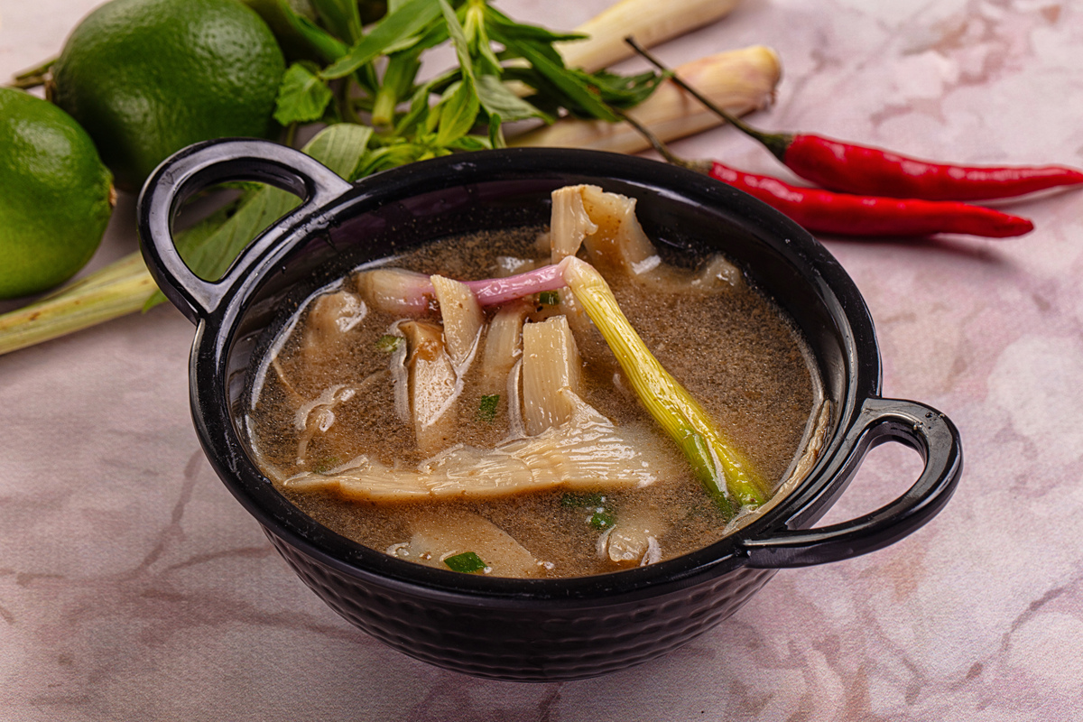 给我一个关于春笋砂锅褒鸭汤的300字短视频文案