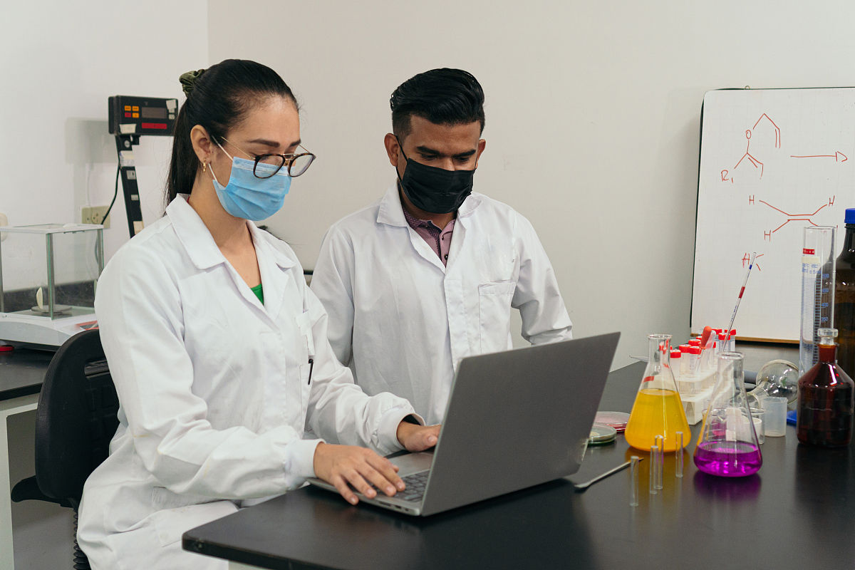 作为医院的医学研究中心的研究助理经过两个月的试用期准备转正了现在要求写一段试用期岗位任务、完成情况及自我鉴定。