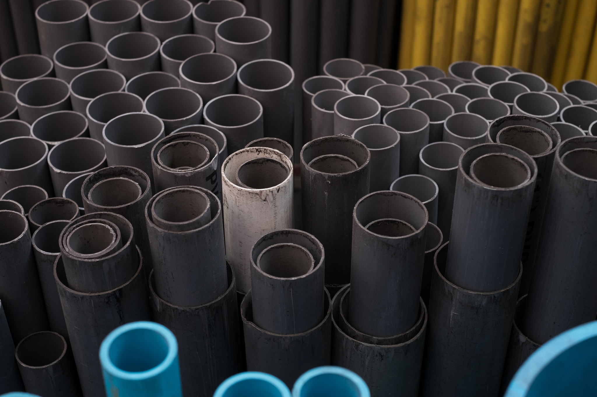 硬式透水管又称曲纹网状PE透水管以一种高密度聚乙烯HDPE为主要原材料经过高温挤出成型后其上半部分23带有小孔下半部分13为不带孔的排水芯体。保持原意改写