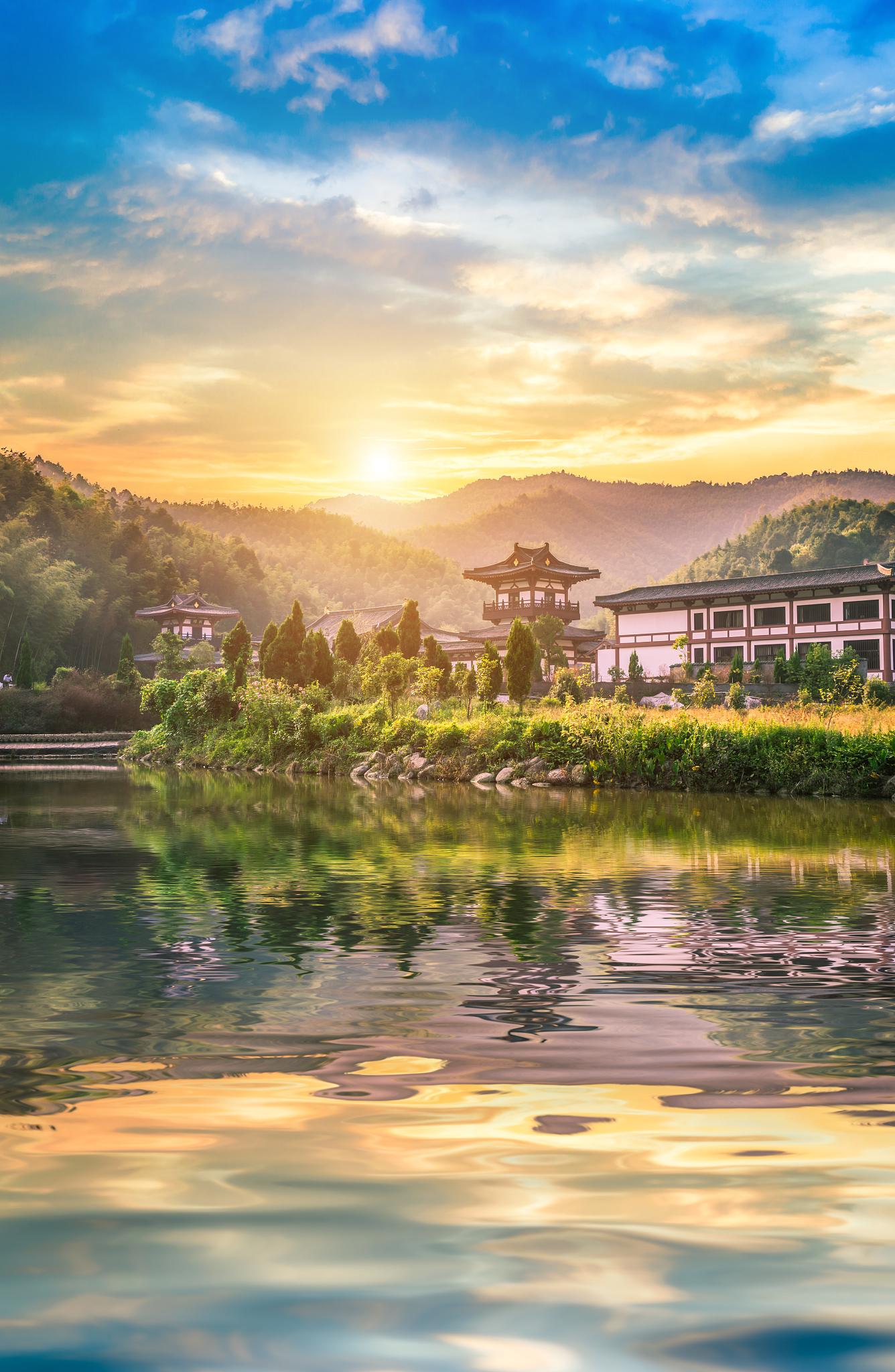 Li Bai's 'Moonlight' Poem: Chinese Classic with English Translation