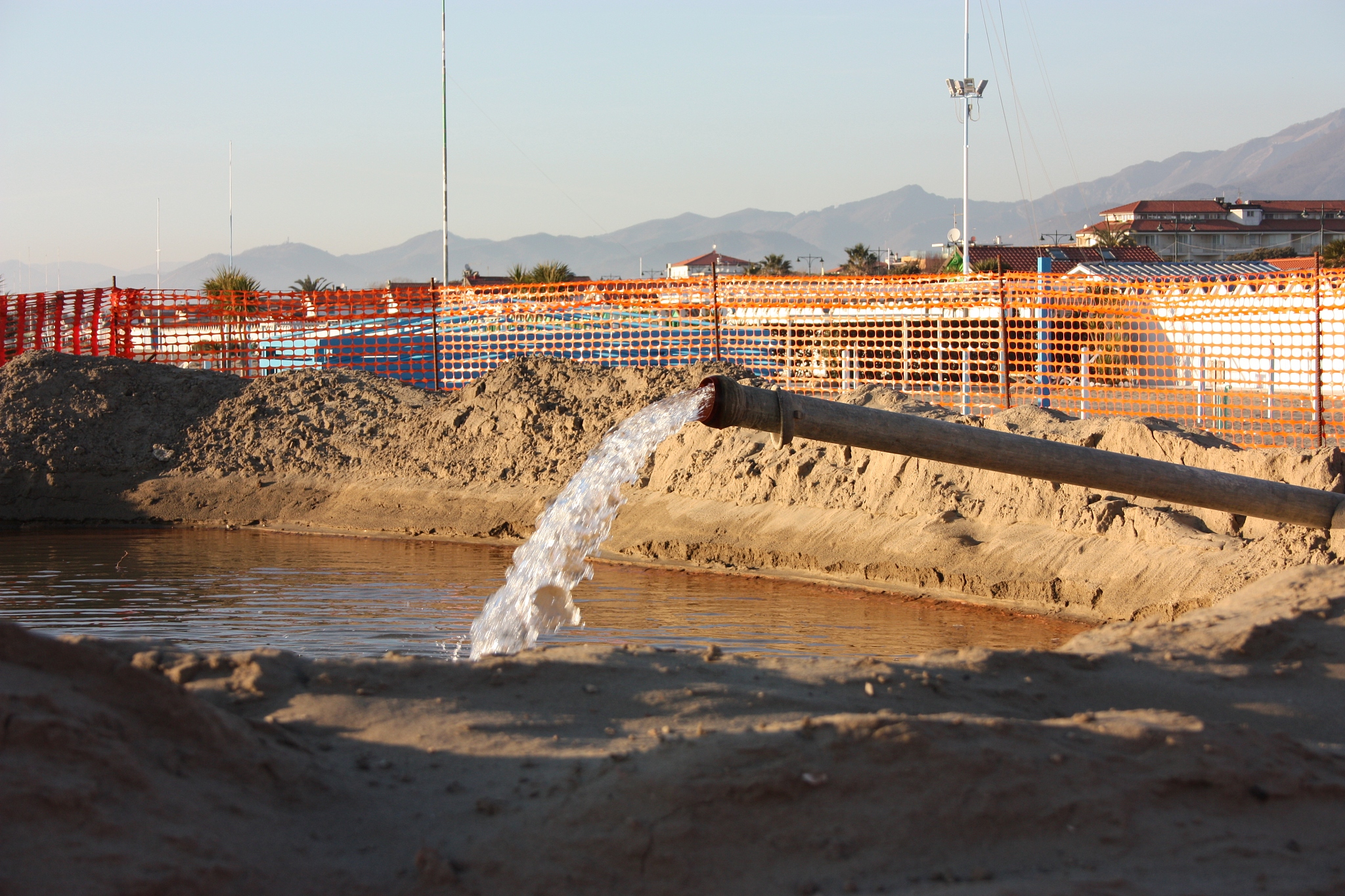 8月2日根据气象情况牡丹江地区的降雨持续加强导致铁岭河水位快速上涨并且流速过快造成菌业公司旁的河堤出现部分损毁。为了保护菌业公司内国有资产及厂区内牡丹江职业技术专修学院广大师生的安全。菌业公司经过充分的研究和讨论决定对厂区旁的河道进行加固以让其恢复到原有高度。扩张开来写一写