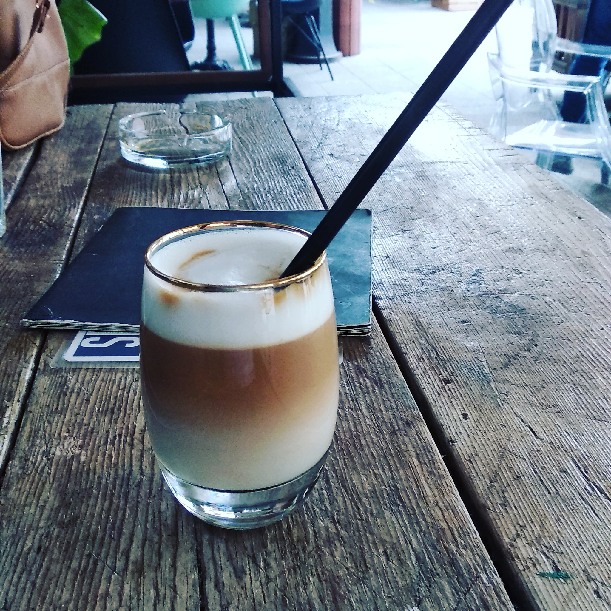 焦糖海盐奶盖奶茶的做法_教你轻松制作一杯香浓奶茶