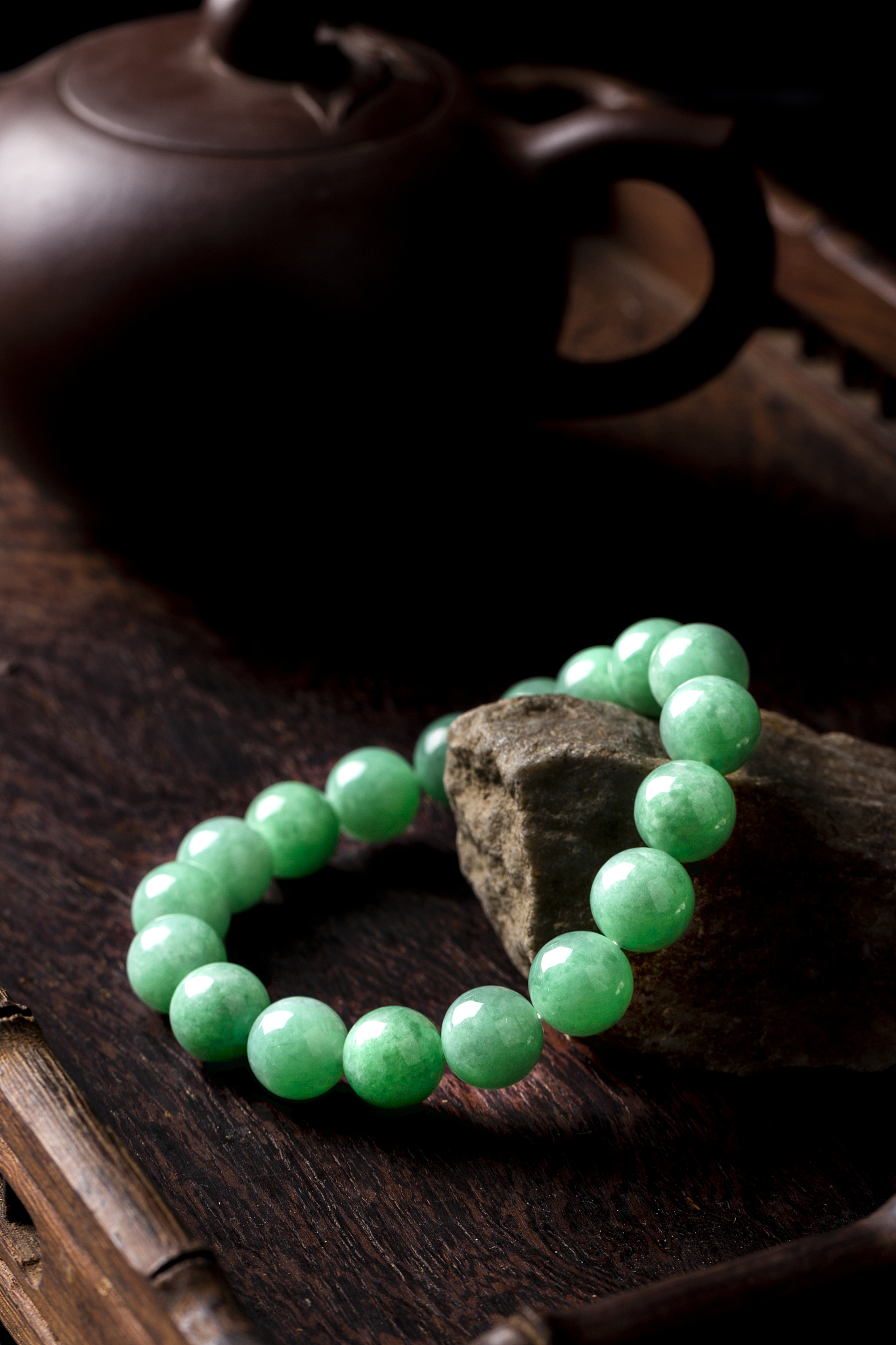 阐述：A公司抖音翡翠直播电商发展问题是翡翠产品较为贵重且有品种质地差异消费者在直播间购买的信任度不高