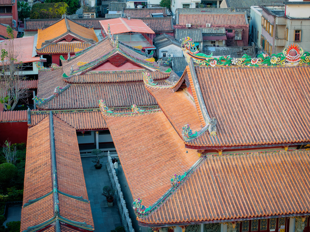 广东特色: 锅耳屋建筑与美味小吃鸡公榄