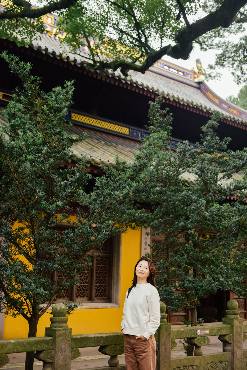 一位亚洲女性在中国浙江宁波的阿育王寺(阿育王寺)