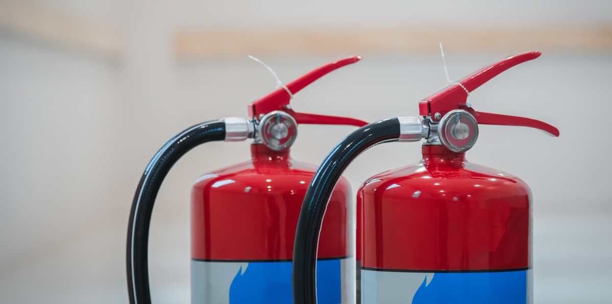 用被子覆盖起火的电视机属于冷却法灭火