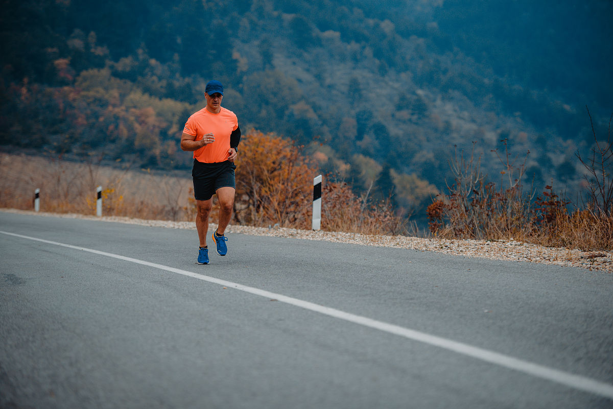 叙述一下：青海中长跑运动训练的优势可以提高中长跑运动员的新陈代谢机能的具体表现