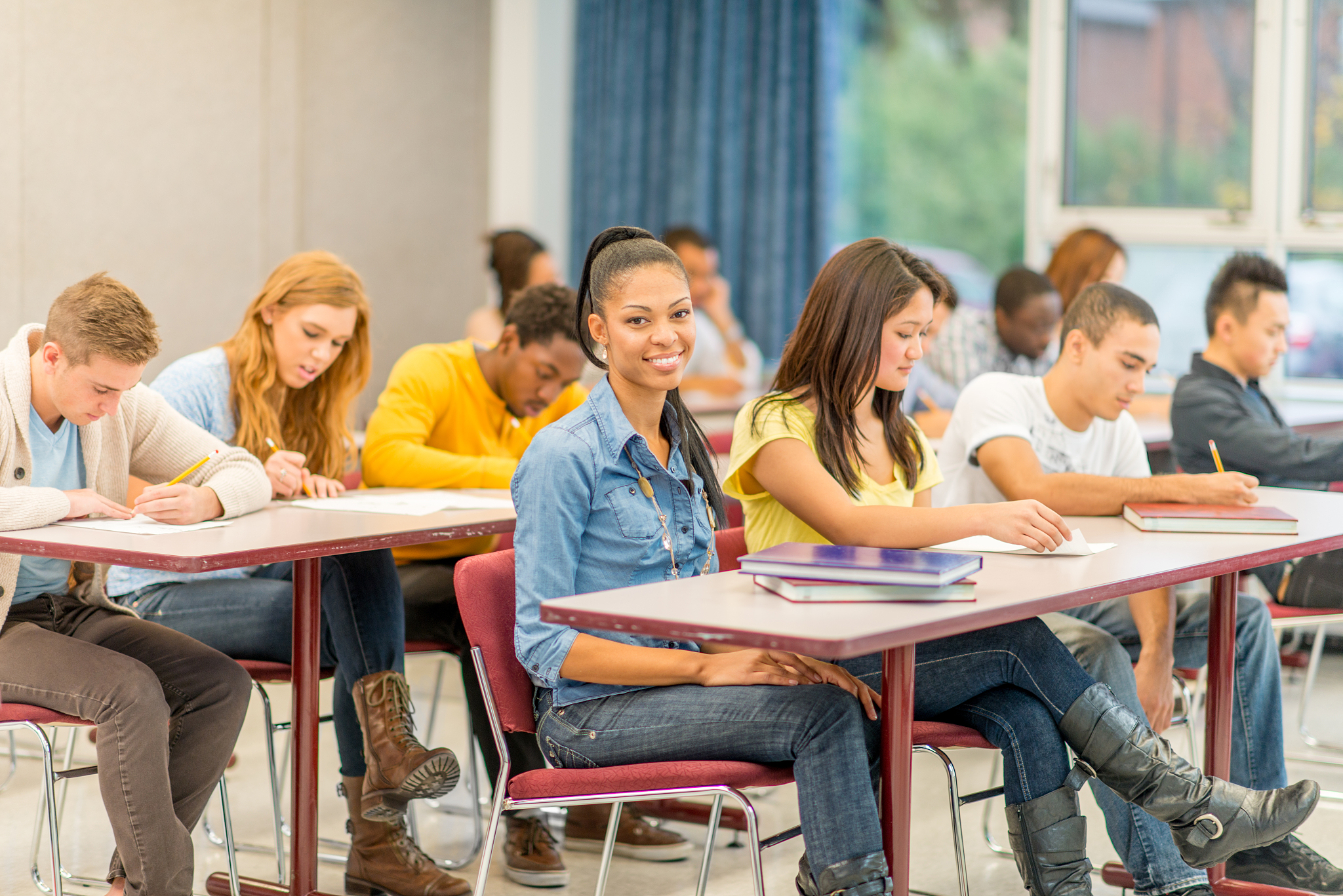请帮我写1篇650字的博客文章主题是：学院和大学的区别