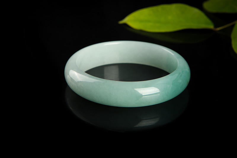 糯冰种翡翠它的透明度略低于冰种给人的感觉就是按照糯米汤一样浑浊的感觉看起来不是很清晰的那种感觉就是那种半透明的感觉像杂质比较多的冰块。