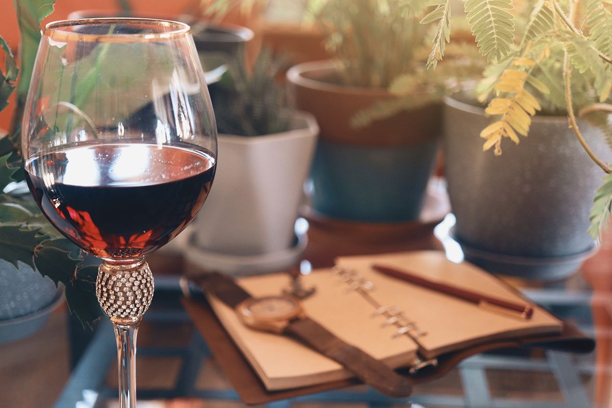 以品红酒就像品一种人生的感悟。它的味道如同一份深情的陪伴。它的色泽如同一种人生的沉淀。每一瓶都是对生命的领悟。为标题的短视频文案 不少于150字