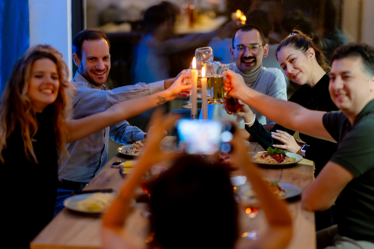 针对以下句子提供修改建议 We always hang out together for dinners and movies