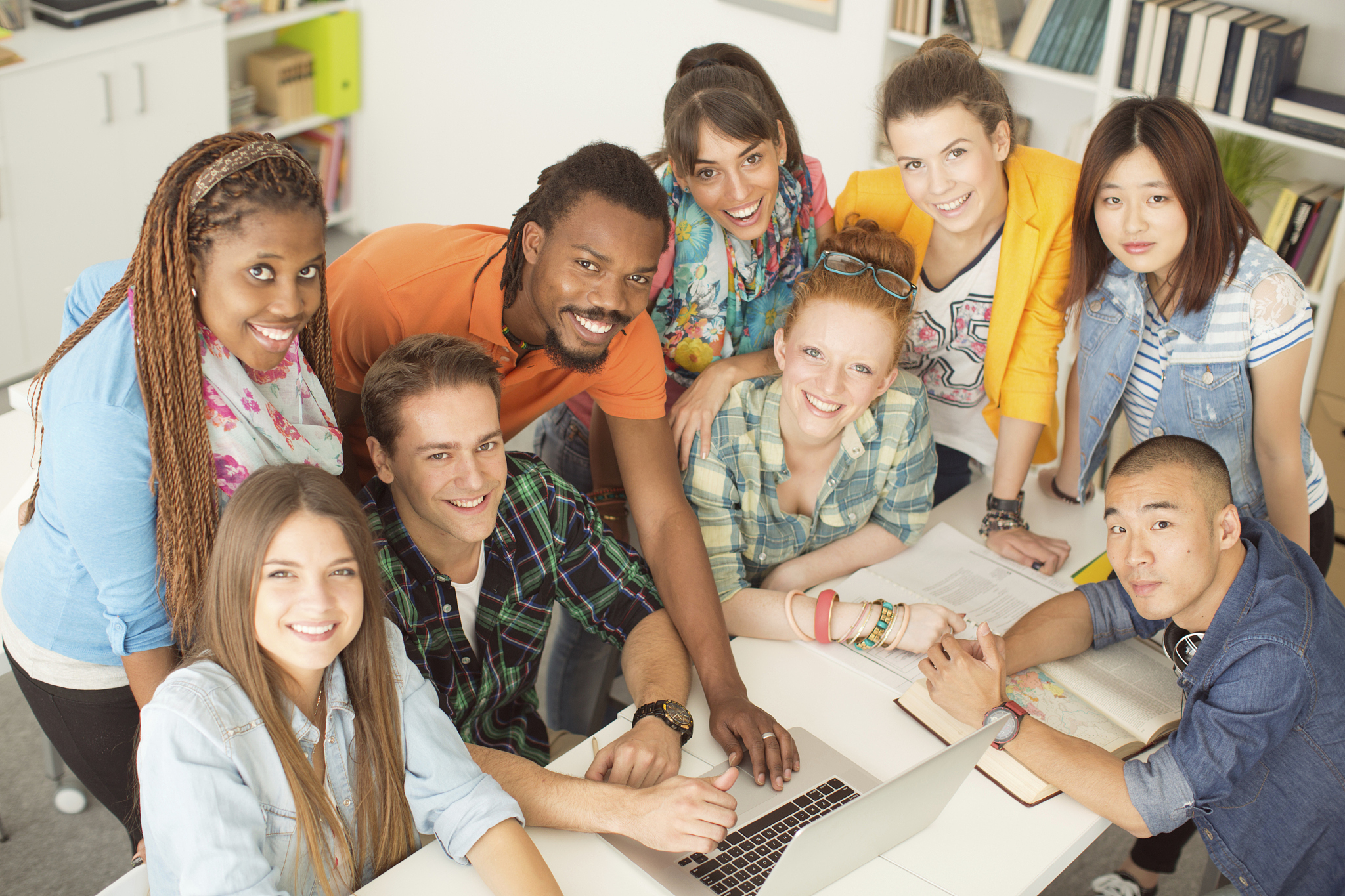 请帮我创建一个以《大学生的生活》生活为主题的ppt遵循以下要求：1有封面页和尾页2用markdown源代码块输出3用英文写