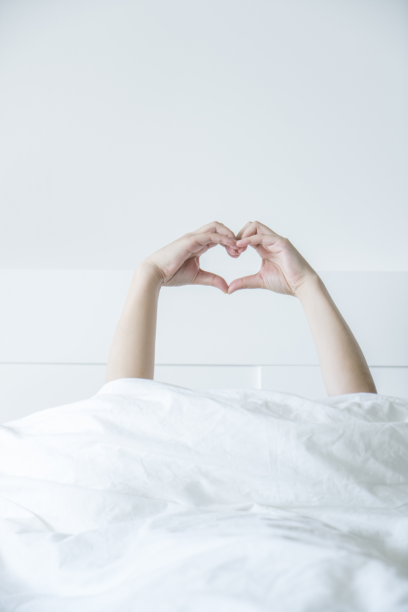 请为我推荐20本言情题材的中国书籍以及他的作者是长篇小说还是短篇小说或者是中篇小说