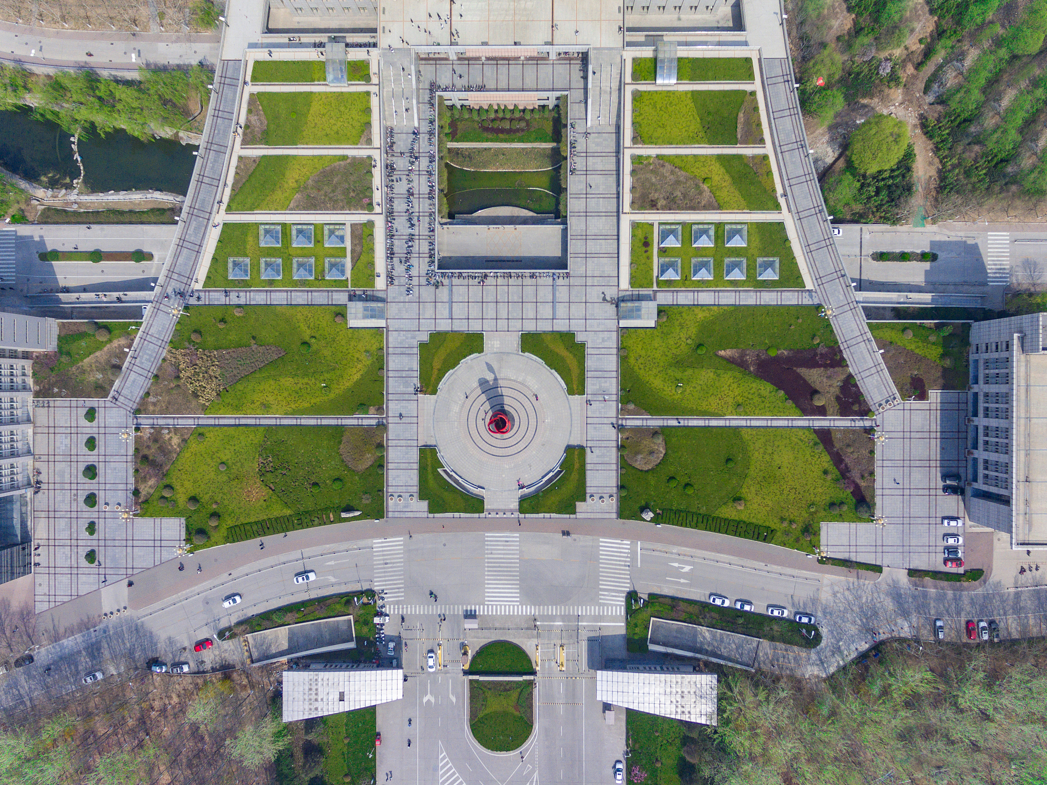 赏析山东英才学院北校区的绿地景观包括结构布局植物种类等各种方面3000字