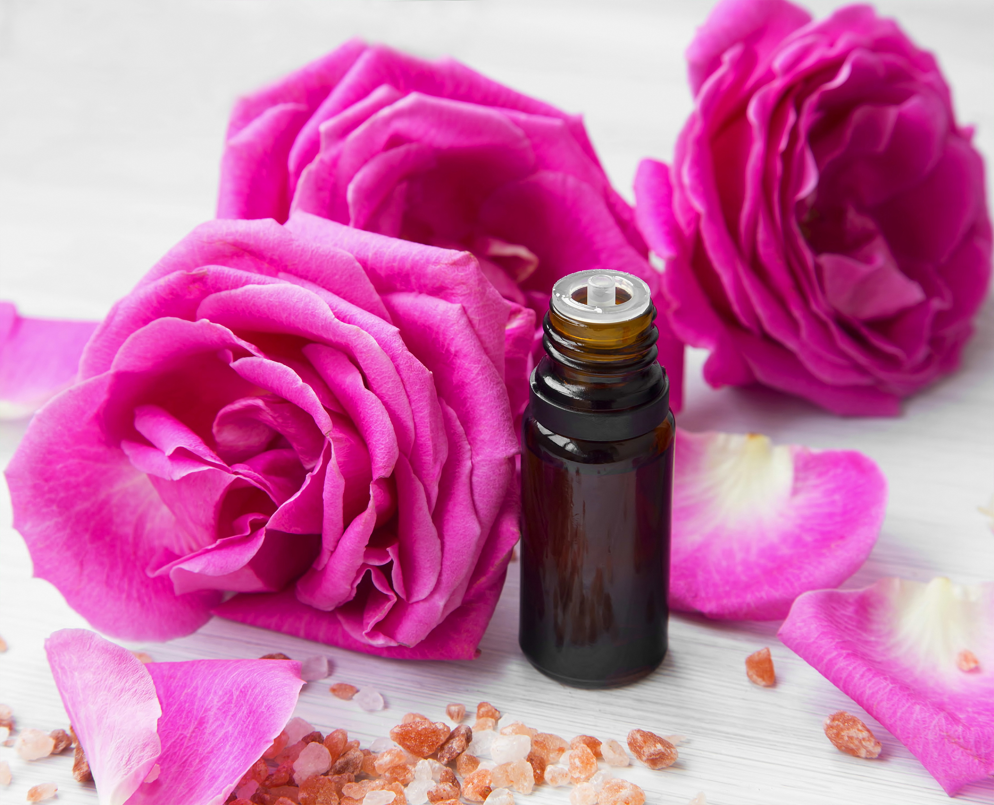 一份关于玫瑰纯露的视频脚本主持人：大家好今天我们来聊一聊玫瑰纯露这款被誉为花中皇后的美容圣品是什么样的奇妙存在？画面切换至玫瑰花田主持人：首先让我们来到这片美丽的玫瑰花田。玫瑰是美容的代表花之一据说已有数千年的历史。它含有芳香精油和黄酮类成分拥有很高的抗氧化能力能够帮助减轻肌肤的炎症淡化细纹增强肌肤弹性。画面切换至制作过程主持人：但是这些神奇的成分究竟如何才能被保存下来呢？这就需要靠科学加工了。通