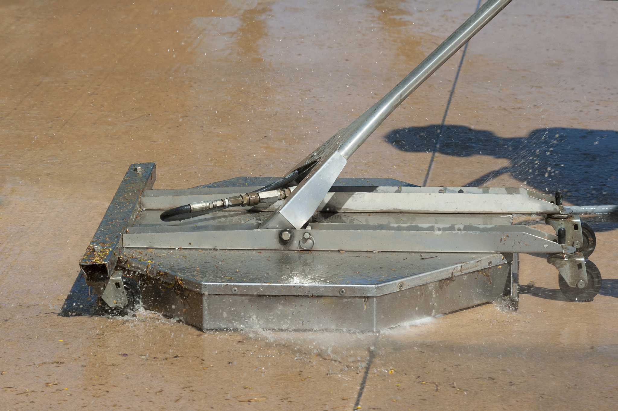 在涌动式扒渣过程中铁水的液面波动越小越好还是越大越好