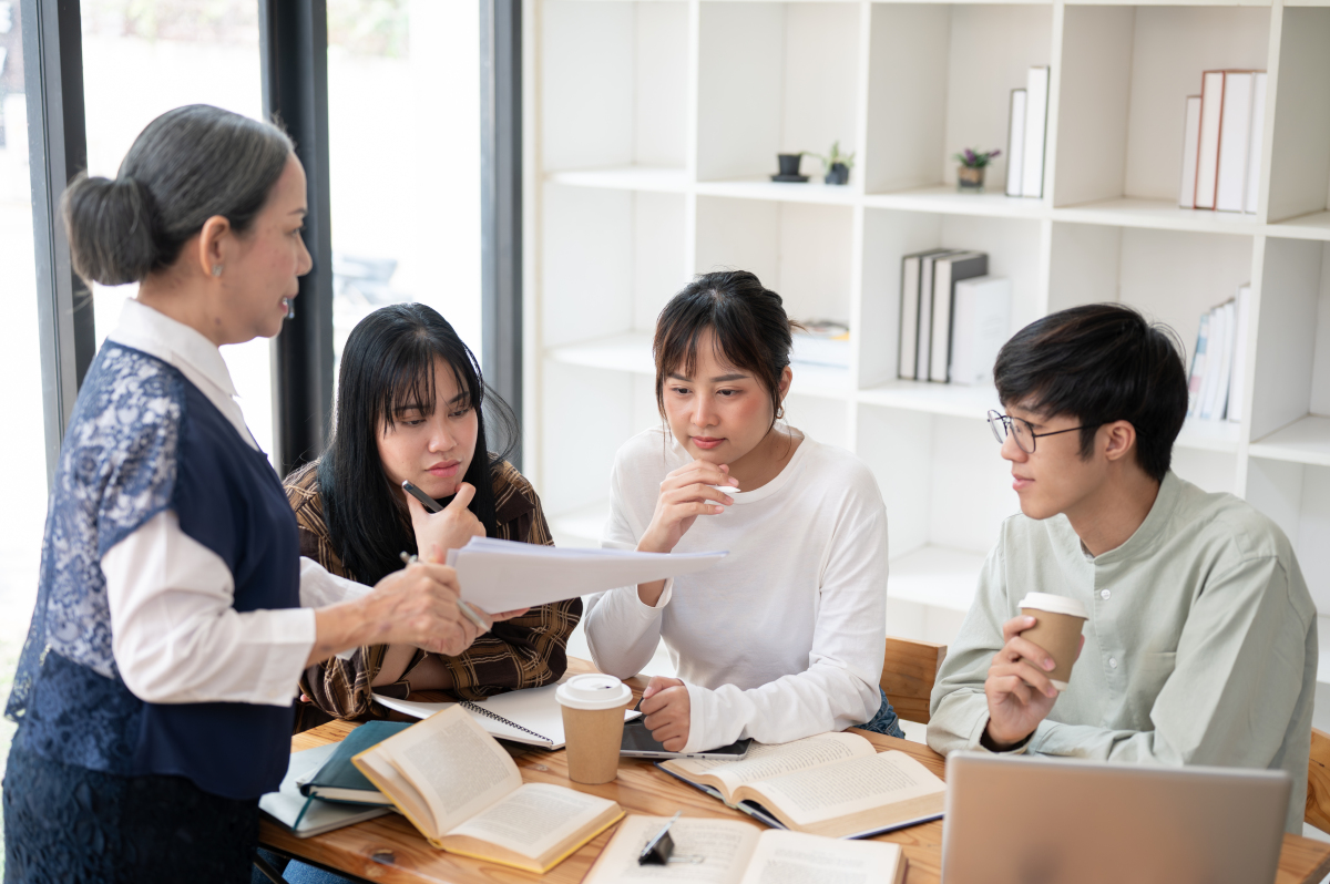 首先,在日常生活中多和别人交流是非常关键的一步