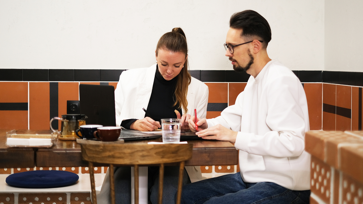 如何投诉服务员上错菜的对话顾客：对不起服务员这道菜不是我点的。服务员：非常抱歉我马上去处理。请问您点的是什么菜？顾客：我点的是烤鸡但是上来的是烤鱼。服务员：非常抱歉我会立即为您更换正确的菜品。顾客：好的谢谢。服务员：再次为给您带来不便道歉。请问您需要其他的服务吗？顾客：不需要了谢谢。服务员：好的祝您用餐愉快。把这些用英语怎么说