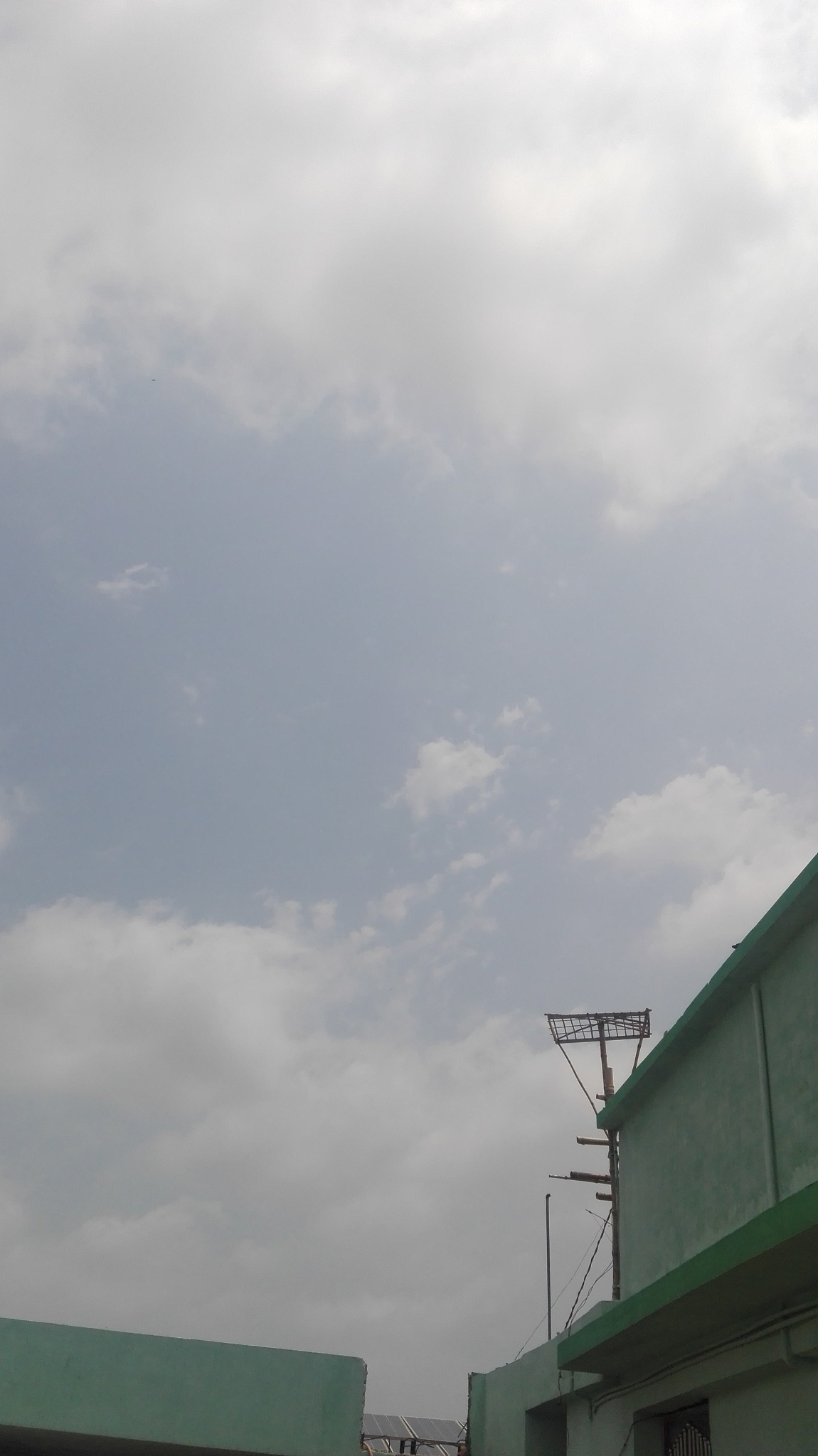 此外建议您在出门前关注天气预报选择合适的服装和交通工具以避免受到天气影响。在遇到恶劣天气时也要注意安全避免外出或采取必要的安全措施。祝您生活愉快天天好心情！