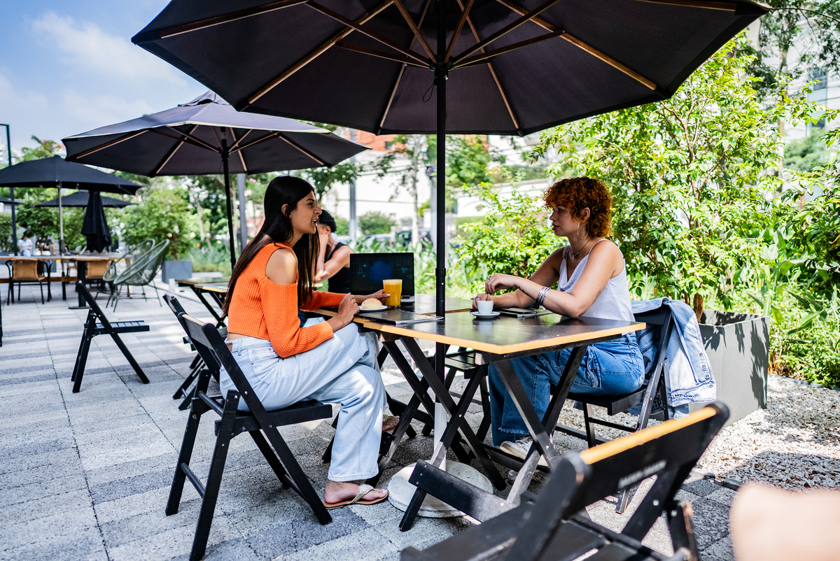 愉快的散步：与人相遇、咖啡香气和美好天气