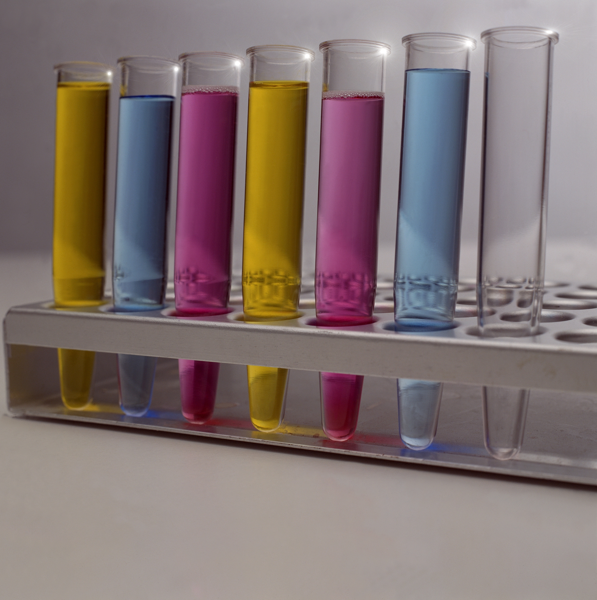 What are the key factors to consider when selecting a rubbing color fastness tester