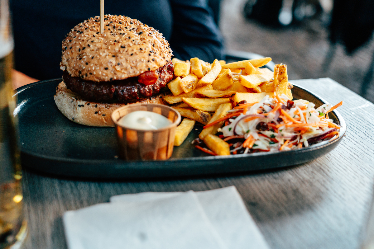 英国传统食物英语1 Fish and chips - 炸鱼和薯条2 Roast beef with Yorkshire pudding - 烤牛肉加约克郡布丁3 Shepherds pie - 牧羊人派4 Bangers and mash - 英式香肠与捣碎土豆5 English breakfast - 英式早餐6 Bubble and squeak - 蔬菜煎饼7 Toad in the hol