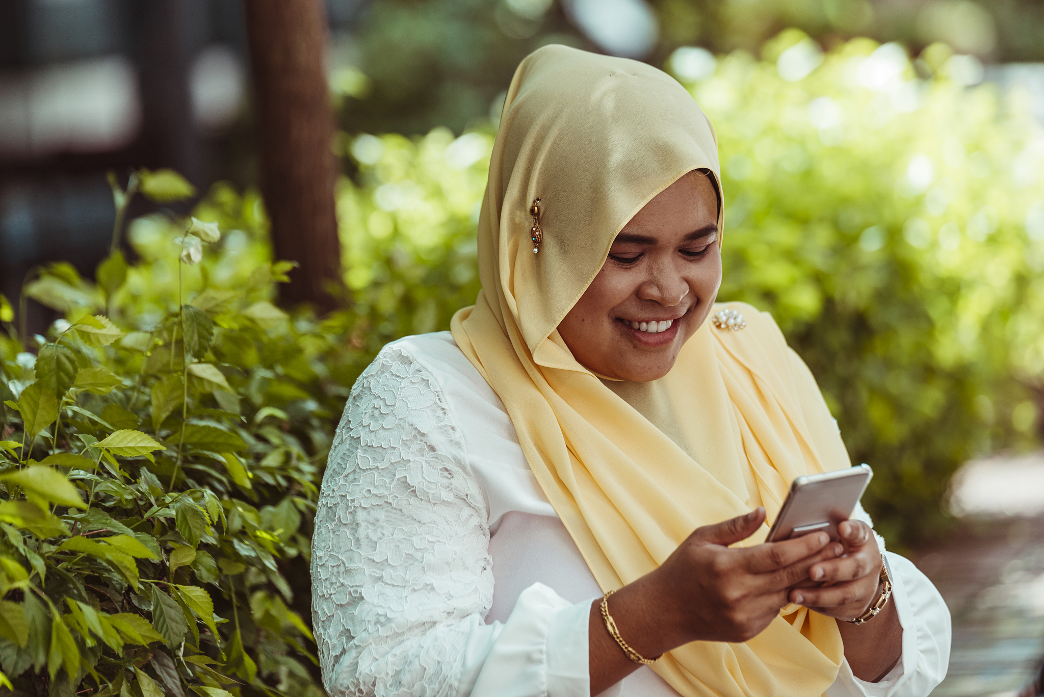 woman with smart phone