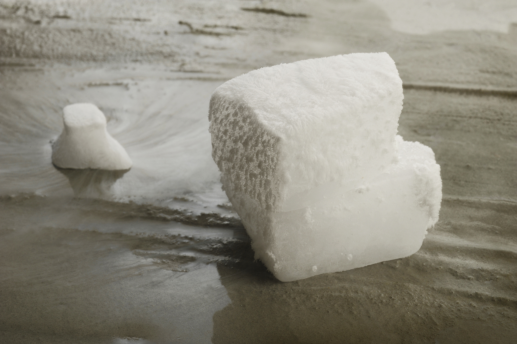 干冰放进水里产生的白雾遇到工作中的电子元件会影响电子元件吗