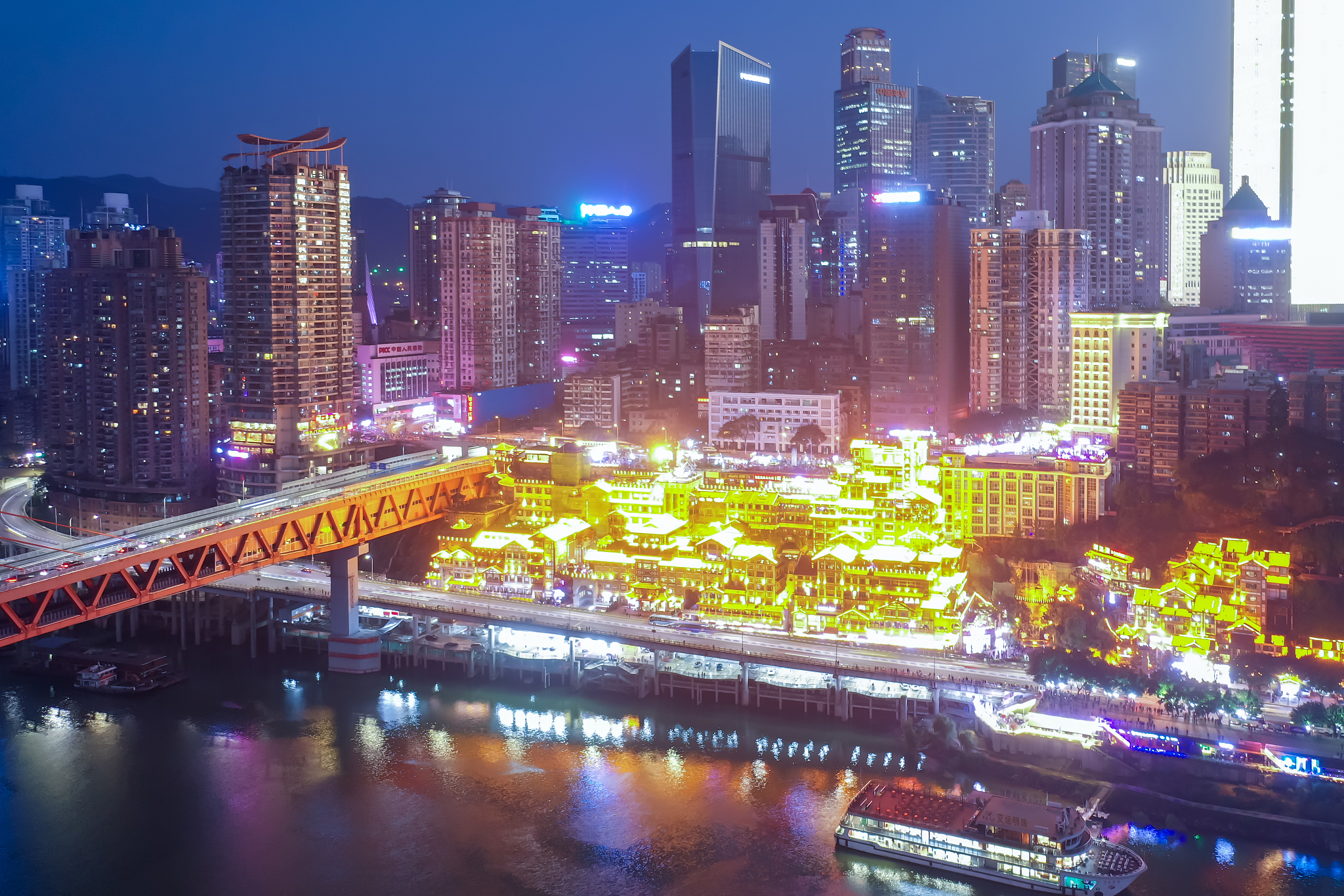 使用旅游博主的口吻写篇500字重庆夜景：城市夜景中的璀璨明珠