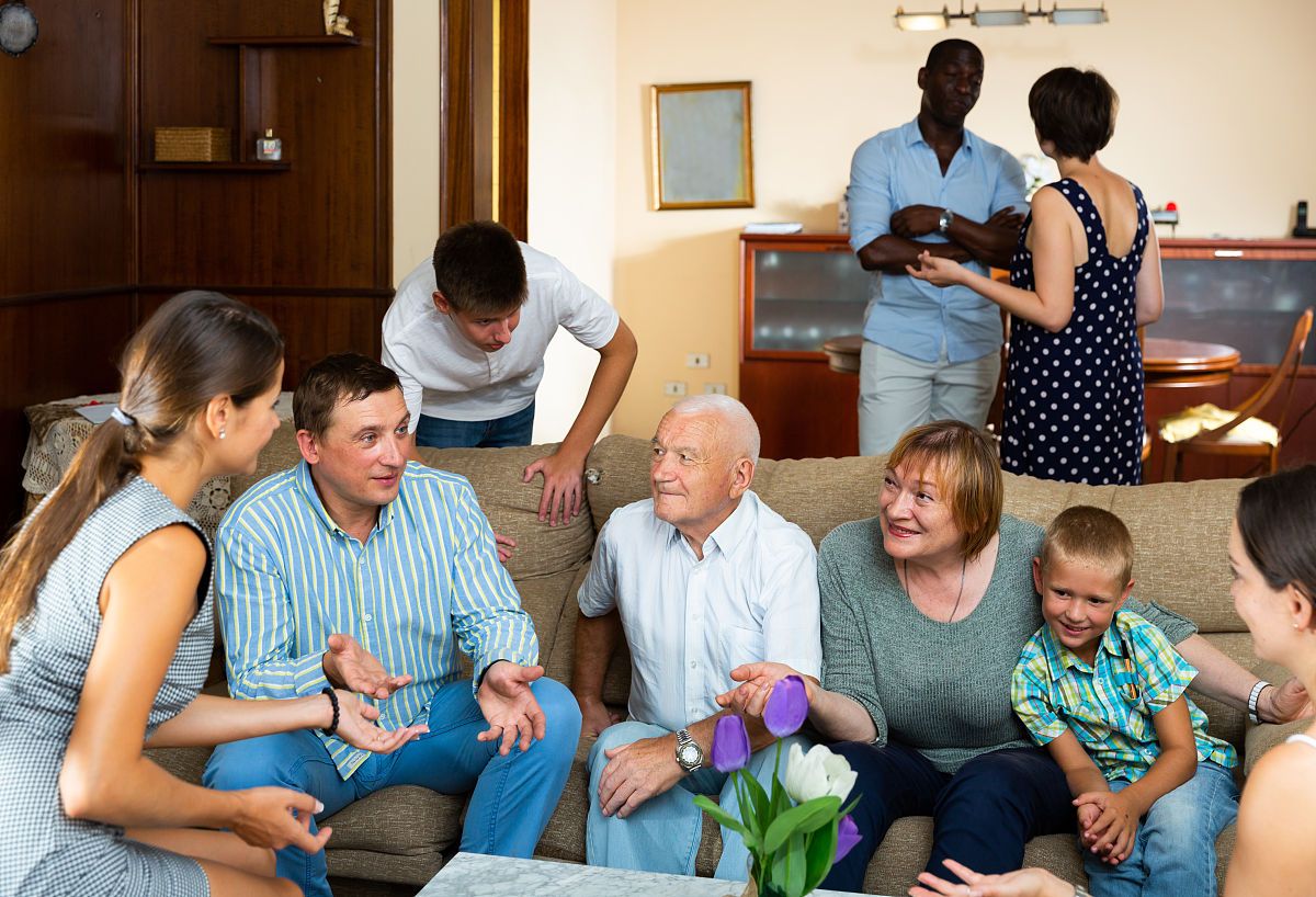 考研复试现场，请以第一人称用英语简单介绍一下你的家庭（一家三口，要举例）