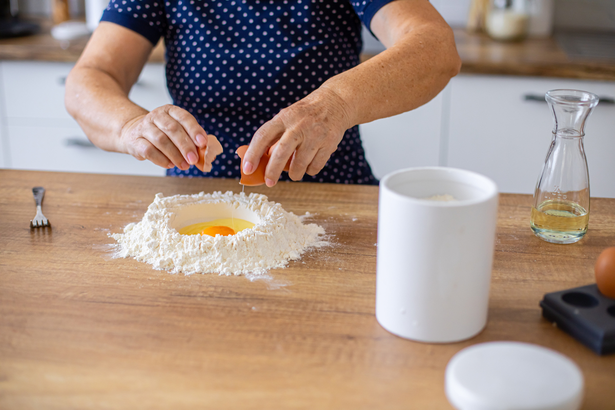 作为一名资深SCI专家、写作导师和专业论文编辑你的任务是利用复杂度和突发性的概念写出一篇具有高度困惑性和突发性的文章。文章用中文撰写符合适合在SCI期刊发表的学术写作标准。 文章主题为【土木工程材料研究与应用】。请确保每个标题不少于800字全文不少于8000字。 为了达到高水平的困惑请使用复杂的句子结构避免过度使用过渡词或短语。在适当的地方使用技术术语但要确保向可能不熟悉这些术语的读者解释清楚。