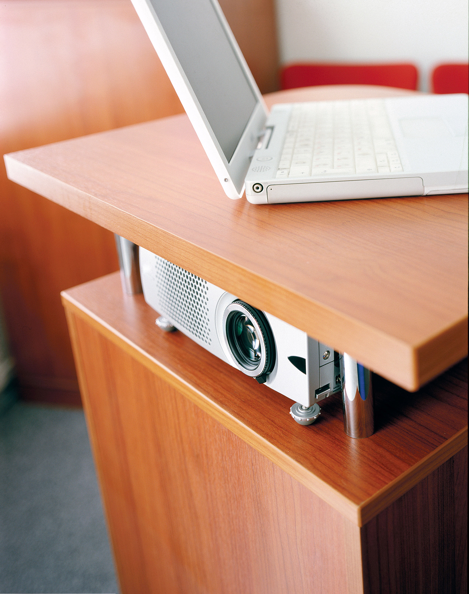 电脑桌抽屉式键盘架：螺旋机构原理