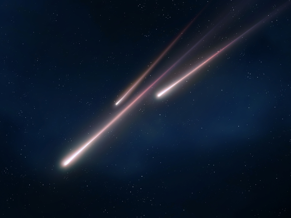 天空中孤立的流星.火球在空中发光.
