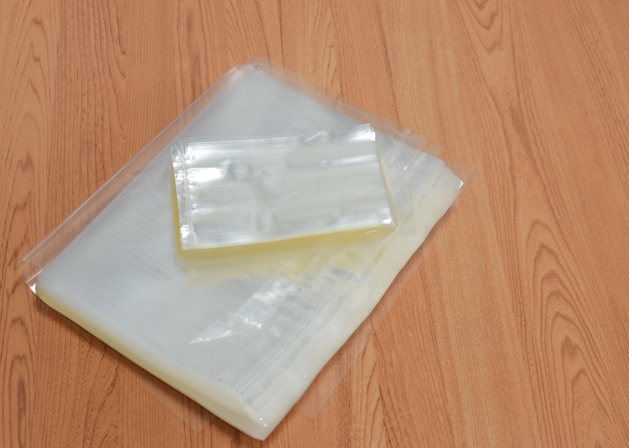 在包装袋内放入物品后将按压棒按压进入按压槽内部使包装袋的开口密封避免外部潮气过大时会侵蚀内部放置的物品同时也避免虫子爬进包装袋内部同时