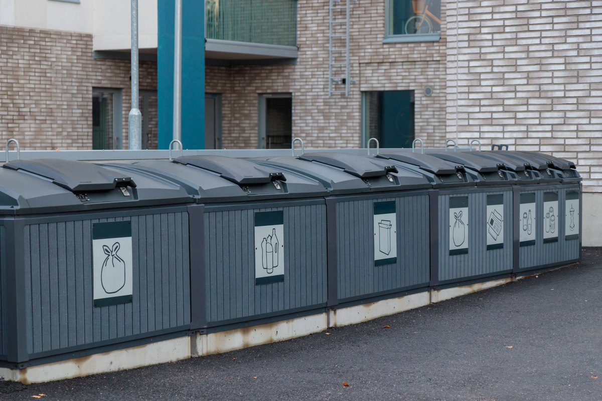 户外分类高档垃圾桶独特造型显魅力风采城市角落中默默贡献济南创高研发创新设计制造致力于专注用心打造高品质品牌匠心工艺打造精细选材制作放在户外一角城市环境更整洁的优美文案