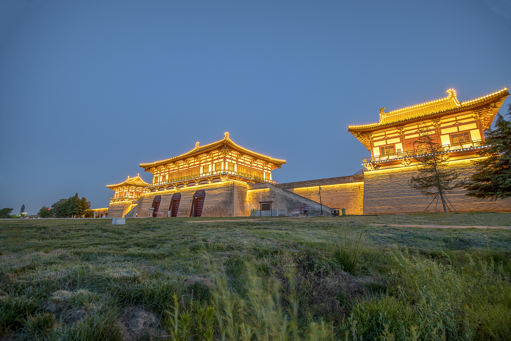 你现在是一名出色的产品设计师，请你帮助设计一款结合中国大唐文化与西安长安十二时辰的产品