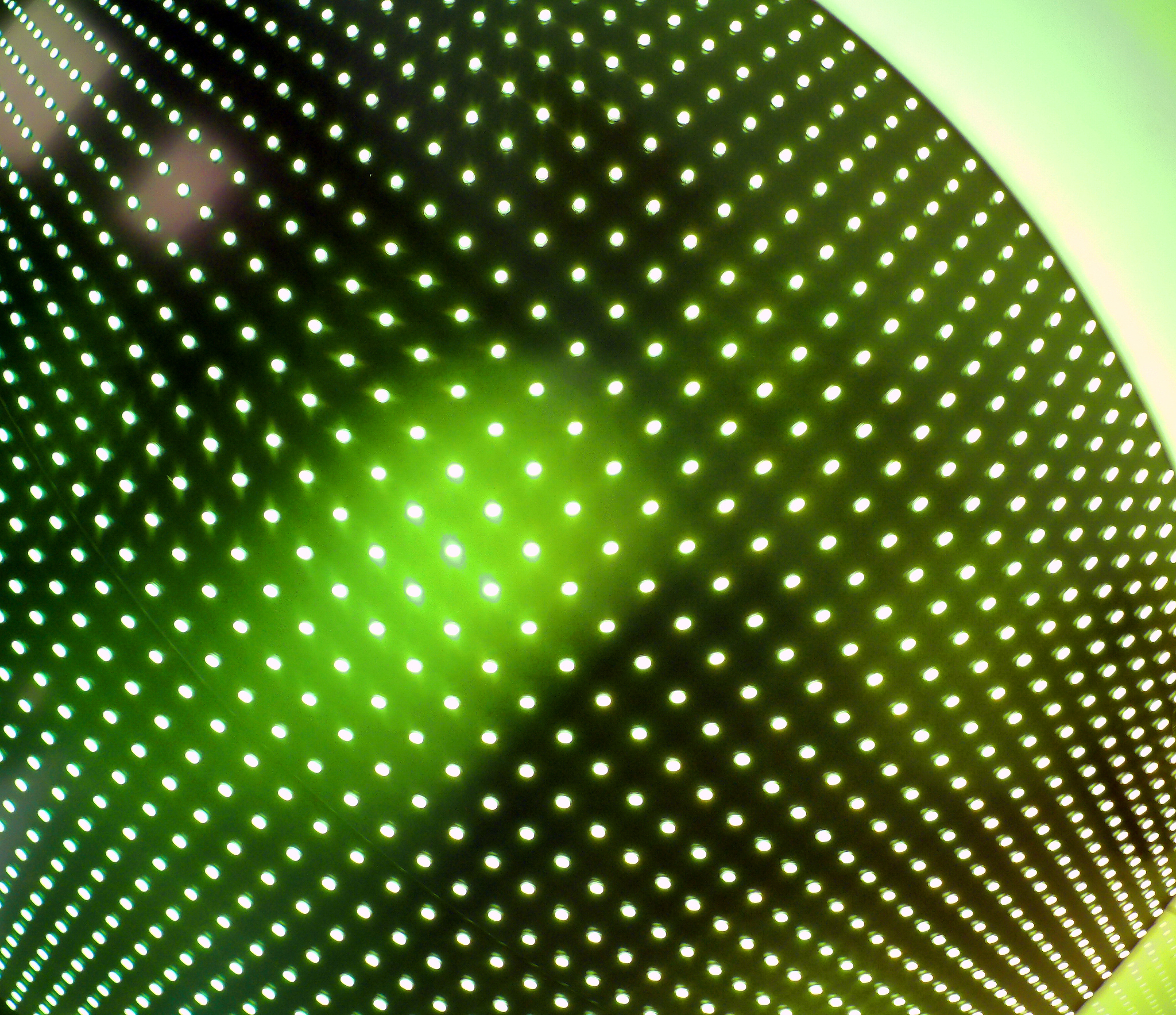 将以下文字变得通顺而右侧的图一开始看不太明白但是呃后来再去想那这里面可能比较明确的关系首先我可以判断这张照片端得很平就是眼平否则这些树跟这些建筑在28mm的镜头下会很变形的。当我使用三十五毫米镜头竖着去拍一些物体的时候很快就意识到这一点就是有些照片你你就逼着你只能用一种眼平的方式拍要不然他那个由于画面中缺乏一些呃可以协调的元素导致你你不敢仰拍。