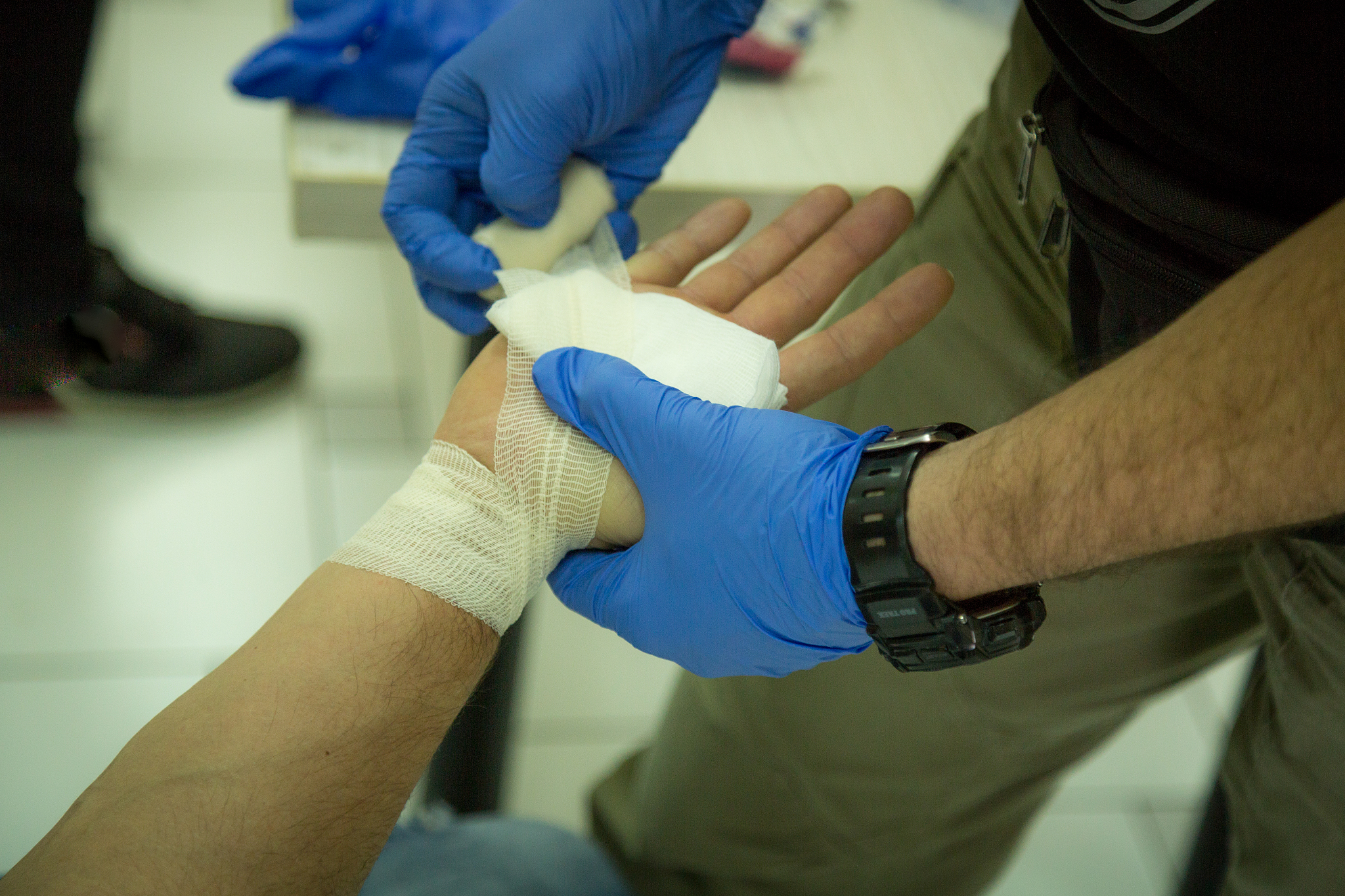 你现在是个医生高尔夫球肘伴有肌腱粘连怎么办炎症情况不算太严重但是持续时间超过1个月了。如果实施封闭注射进行消炎的话请给出具体药物名称。