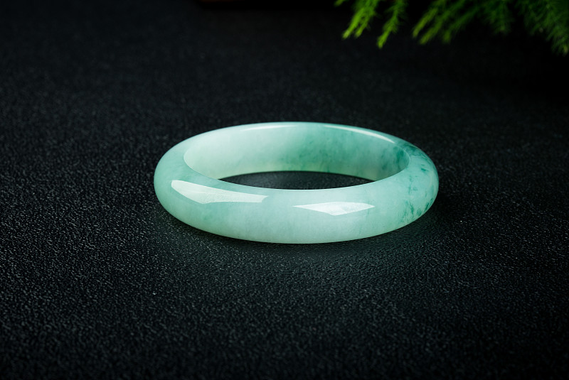 夏天容易心烦意乱佩戴一款翡翠手镯可以将翡翠的清凉之感传导进人体起到安神宁心的作用。用重组、更改语法和结构等手法换一种尽可能的扩展上述内容。