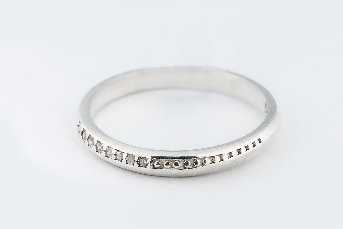 写个的品牌文化稿主题是MEWIN首饰主要卖银饰。并想一个广告语。 需要描写该产品的品牌定位和宣传理念。