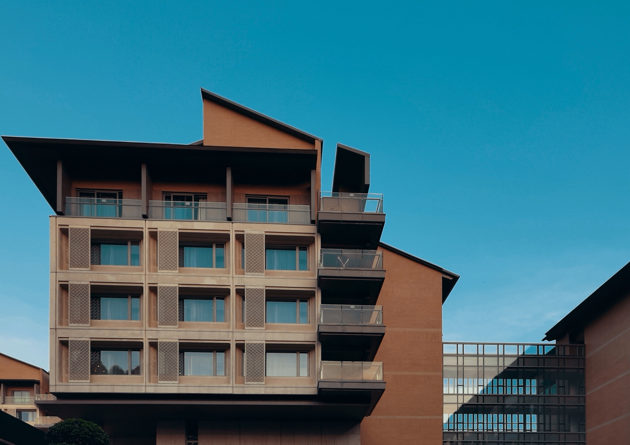 请给我写一份1500字设计说明专家楼的大别墅空间需要重新设计以满足学习交流住宿等多功能需求。一要求设计背景和目的简要介绍环境设计的背景和目的包括为什么也需要进行环境设计。二设计的范围和预期目标环境特点描述包括空间尺寸地形地貌自然环境设备设施。三设计思维思路和原则包括要遵循的设计原则。四设计重点设计方向设计方案。五列举不同的设计方案包括设计方向设计重点设计手段从中选择最优的方案并说明理由。六设计实施