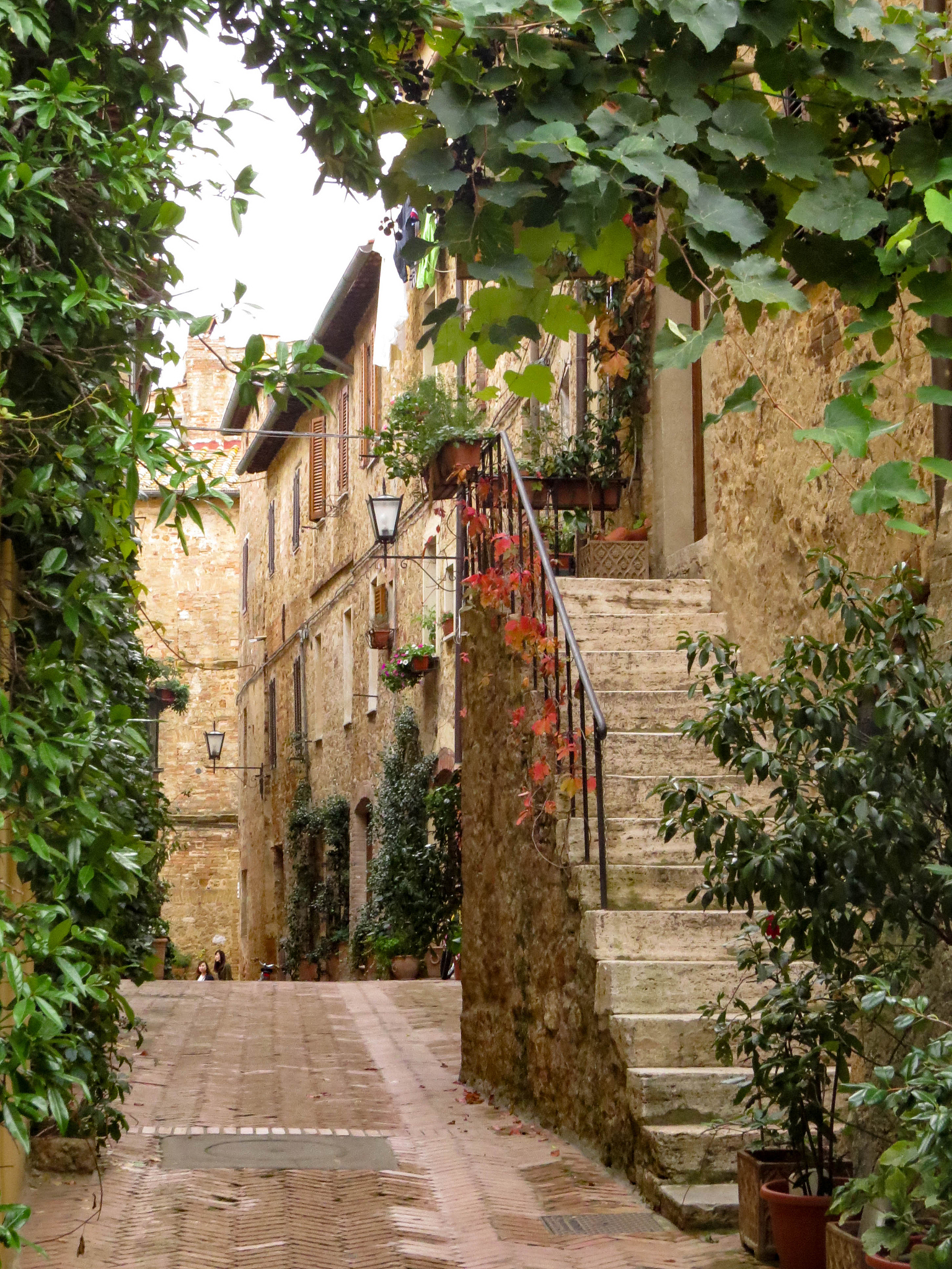 将罗密欧与朱丽叶的爱情故事改编一下1000字修改原著中的悲剧情节原著中的人物名称也要修改增添一下有趣的内容情节上再进行好几次反转结局让人感到吃惊