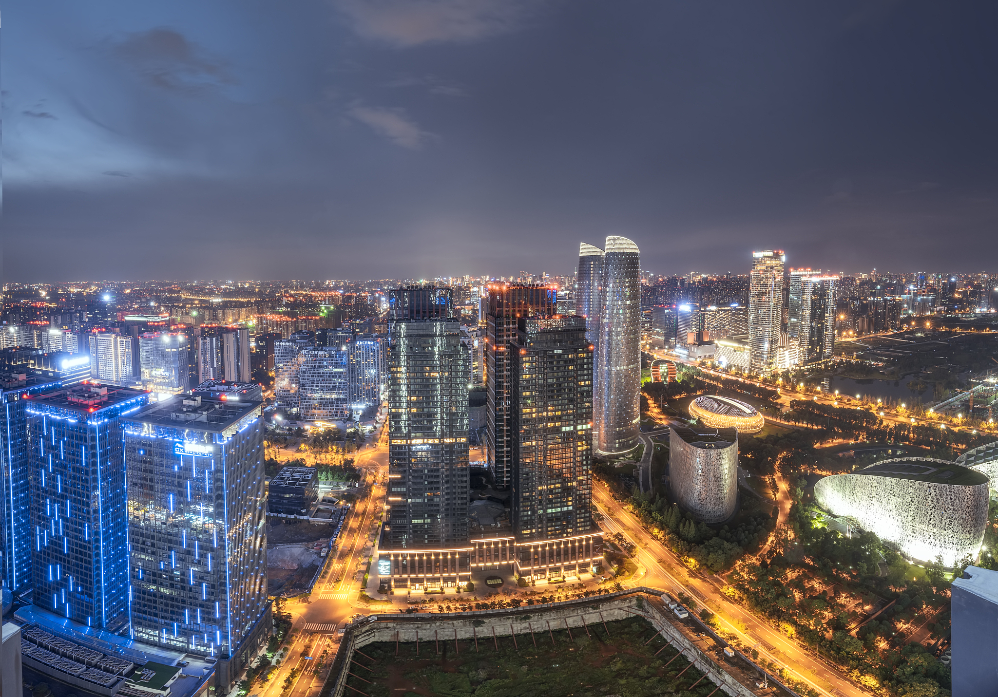 繁华的成都高新区夜景