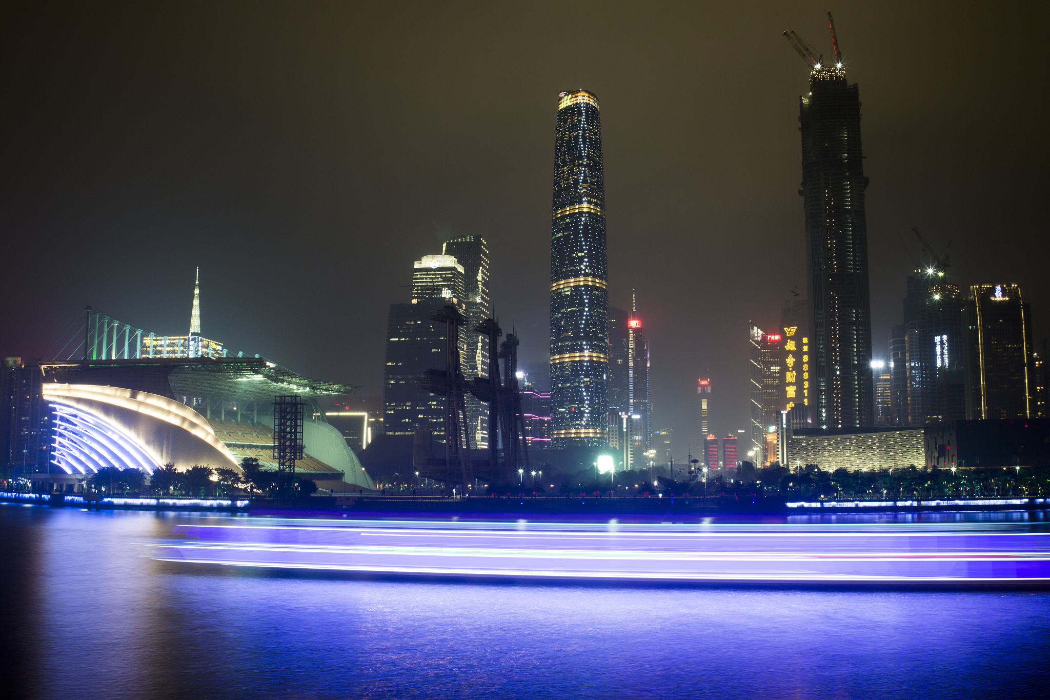 琶洲江边钓鱼：周末夜热门去处，人潮涌动！